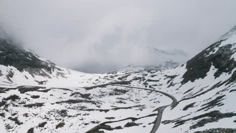 El-Valle-Cubierto-De-Nieve-Sobre-La-Carretera-Trollstigen