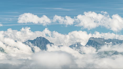 Las-Montañas-Se-Elevan-Desde-Un-Océano-De-Nubes