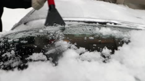Cleaning-Off-a-windshield-full-of-snow-after-a-big-snowstorm-in-the-midwest