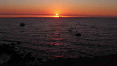 Wunderschöner-Goldener-Sonnenuntergang-Entlang-Der-Nordkalifornischen-Küste-Mit-Einem-Schiff,-Das-Die-Sonne-überquert-Und-In-Einer-Ruhigen-Sommernacht-Den-Horizont-Trifft