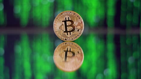 Bitcoin-En-Un-Terreno-De-Espejo-Con-Matriz-Verde-Futurista-En-El-Fondo