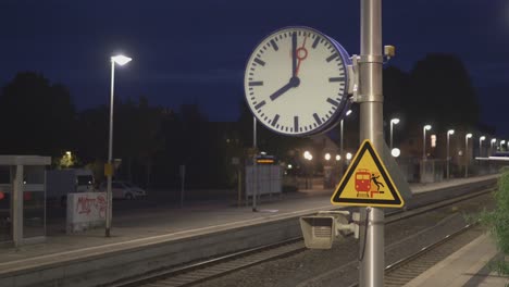 El-Reloj-Mecánico-De-La-Estación-De-Tren-Muestra-Las-8-De-La-Noche