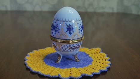 Dekoratives-Fabergé-Ei-Aus-Keramik