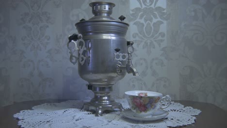 Gießen-Sie-Heißes-Wasser-Aus-Einem-Sowjetischen-Vintage-Metallkessel-In-Eine-Wunderschöne-Tasse