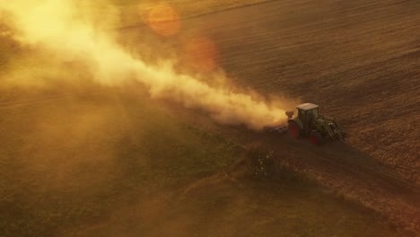 Traktor-Mit-Geräten,-Die-An-Einem-Sonnigen-Sommerabend-Auf-Landwirtschaftlichen-Feldern-Arbeiten