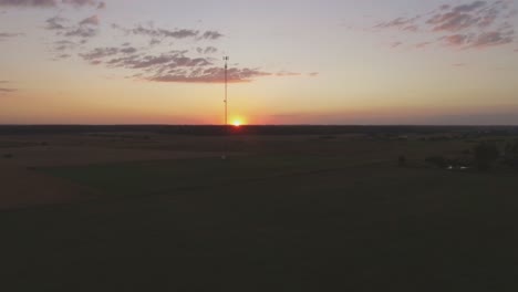 Fernmeldeturmmast-Bei-Sonnenuntergang.-Luftbogen-Links-Filmmaterial