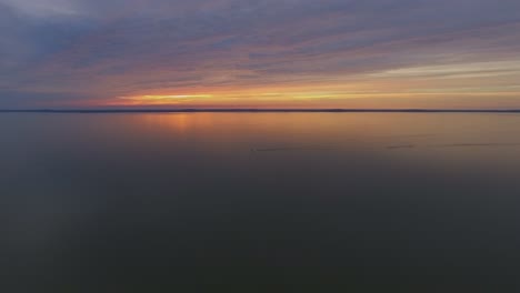Yacht-Weit-Im-Kurischen-Haff-Bei-Sonnenuntergang