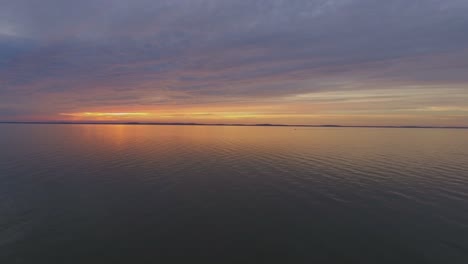 Eine-Yacht-Weit-Im-Kurischen-Haff-Bei-Sonnenuntergang