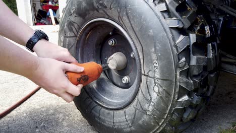 Using-an-impact-wrench-to-tighten-lug-nuts