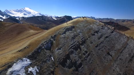 Luftaufnahme-Von-Wanderern-Auf-Schneebedeckter-Bergspitze-In-Den-Peruanischen-Anden,-Peru