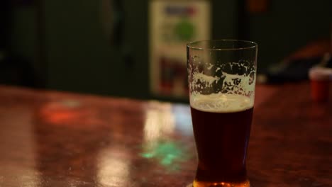 Bier-Auf-Einer-Bar-Mit-Farbigen-Discolichtern-Im-Hintergrund