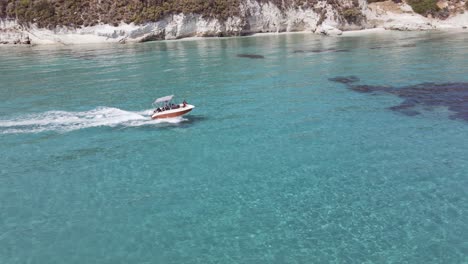 Jagen-Des-Bootes-Auf-Dem-Wasser-Mit-Türkisfarbenem,-Klarem-Wasser-In-Zakynthos,-Griechenland