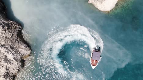Boot-Macht-Kreise-Im-Wasser---Drohnenaufnahme