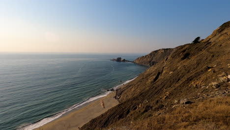 Standbild-Der-Kalifornischen-Küstenklippen-In-San-Francisco,-Während-Die-Sonne-An-Einem-Schönen-Sommernachmittag-Unterzugehen-Beginnt---4k-60fps