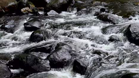 Schnell-Fließender-Fluss-Auf-Schwarzen-Felsen