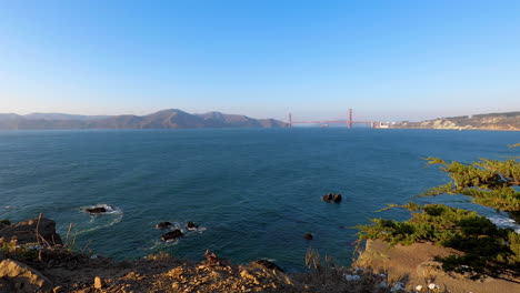 Puente-Golden-Gate,-Acercamiento-Lento-Y-Constante-Desde-Senderos-Terrestres-En-San-Francisco-California---4k