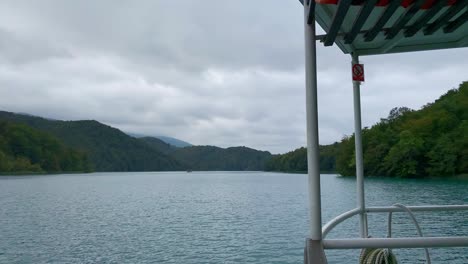 Hervorragender-Bootsblick-Auf-Die-Plitvicer-Seen-An-Bewölkten-Tagen,-Nationalpark-Kroatien,-4k