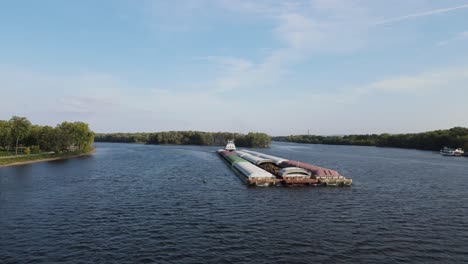 Large-barge-transporting-cargo-on-the-Mississippi-River-in-La-Crosse,-Wisconsin