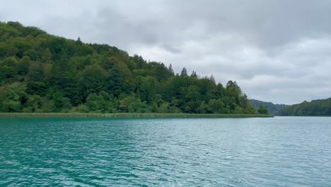 Drohne-Niedrige-Fliege-Vorbei-An-Dichtem-Wald-An-Azurblauen-Plitvicer-Seen,-Kroatien,-4k