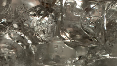 Cocktailzutaten-Auf-Eiswürfeln-Extreme-Nahaufnahme-1