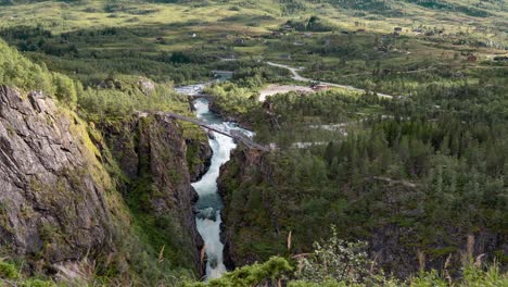 Eine-Luftaufnahme-Der-Neu-Gebauten-Brücke-über-Dem-Herrlichen-Wasserfall-Voringsfossen-Im-Hardangervidda-nationalpark,-Norwegen-1