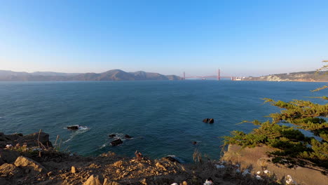 Unblockierter-Filmischer-Standbild-Der-Golden-Gate-Bridge-Und-Der-San-Francisco-Bay-Vom-Lands-End-Labrynth-Wanderweg-An-Einem-Wunderschönen-Sommerabend-Im-Norden-Kaliforniens