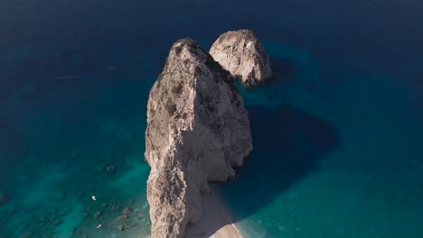 Formación-Rocosa-Mizithres-En-La-Isla-De-Zakynthos-En-Grecia