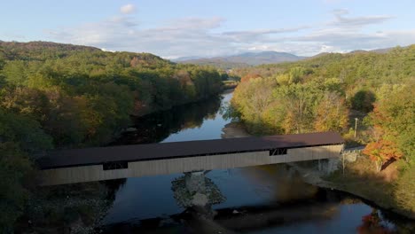 überdachte-Brücke-über-Den-Fluss-In-Der-Wunderschönen-Naturlandschaft-Von-New-England