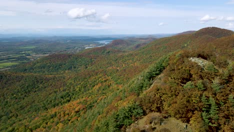 Neuengland-naturlandschaft-Der-Herbstfarben-Im-Wald.-Aufsteigende-Luftaufnahme