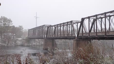 Puente-Sobre-El-Río-Chippewa-Durante-Las-Nevadas-En-Invierno