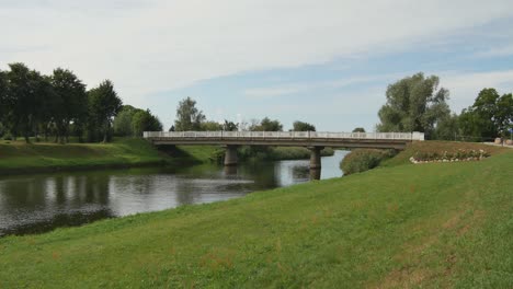 Coche-Conduce-Sobre-El-Puente-En-La-Isla-De-Rusne,-Lituania