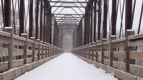 Snow-covered-bridge-during-fresh-snowfall