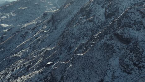 Rückseite-Der-Felsigen,-Schneebedeckten-Bergflanke-In-Neuseeland