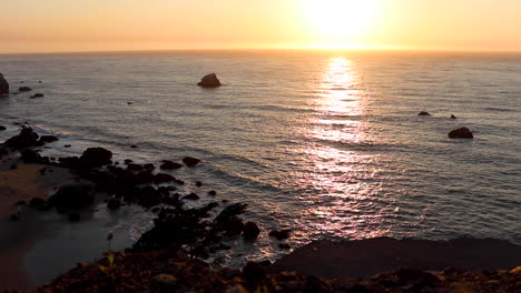 Pazifische-Wellen,-Die-In-Der-Bucht-Von-San-Francisco-Gegen-Die-Felsklippen-Im-Norden-Kaliforniens-Schlagen,-Während-Sich-Der-Sonnenuntergang-In-Einer-Schönen-Sommernacht-Nähert