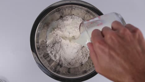 Mezclando-Y-Agregando-Los-Ingredientes-De-La-Masa-Para-Muffins-En-Un-Tazón-De-Metal