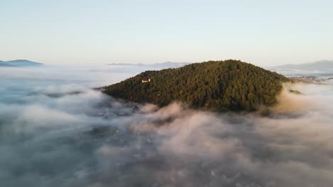 Niebla-Brumosa-Sobre-Los-Pueblos-Locales-Y-El-Amanecer-Golpeando-La-Niebla