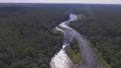Gewundener-Neris-Fluss-An-Einem-Sonnigen-Sommertag.-Luftspur-Rechts