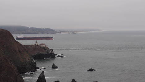 Point-Bonita-Lighthouse-in-the-San-Francisco-Bay-off-the-Coast-of-the-Golden-Gate-on-a-cloudy,-hazy,-foggy-day