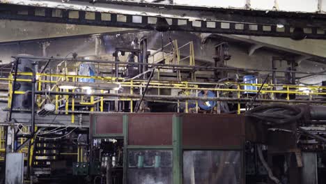 Alte-Fabrik-Mit-Durcheinander-Unordentlichem-Industrieambiente-Postapokalyptischer-Blick-Wie-In-Tschernobyl-Stadterkundung-6