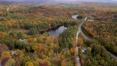 Herbstfarben-In-Der-Herbstsaison-Von-Amerika---Interstate-Road-Of-New-England