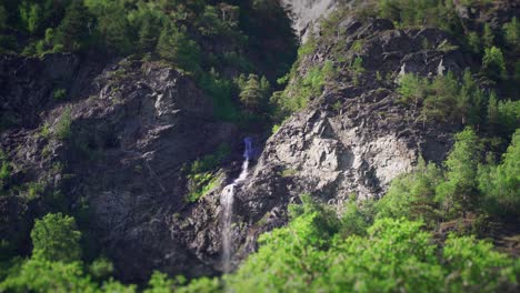 Einer-Der-Wasserfälle-Am-Ufer-Des-Naeroy-Fjords,-Norwegen