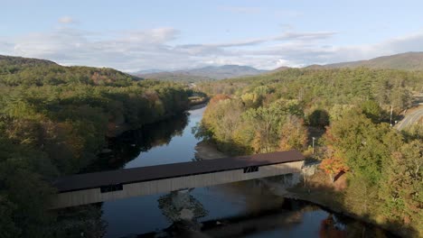 Roadtrip-konzept---überdachte-Brücke-Im-New-England-River---Naturlandschaft---Luftrückzug