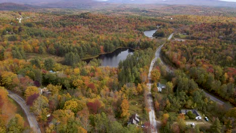 Herbstsaisonkonzept---Malerische-Neuengland-waldlandschaft.-Luftaufnahme-über-Schöne-Herbstfarben