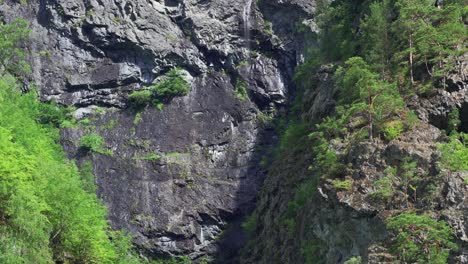 Steile,-Dunkle,-Zerklüftete-Klippen-Erheben-Sich-Aus-Dem-Wasser-Des-Naeroy-Fjords