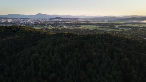 Sonnenuntergang-Geht-Hinter-Den-Bergen-In-Der-Ferne-Unter