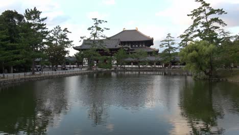 Templo-Todaiji-Y-Estanque-Del-Parque-Nara---Nara,-Japón