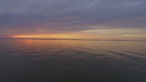 Eine-Yacht-Weit-Im-Kurischen-Haff-Bei-Sonnenuntergang-1