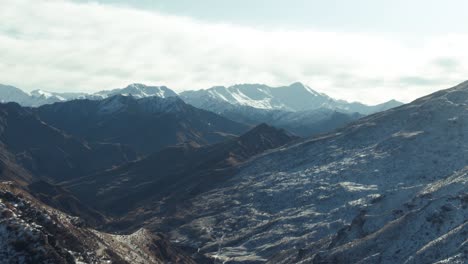 Luftbild-Der-Riesigen-Schneebedeckten-Bergkette,-Queenstown,-Neuseeland
