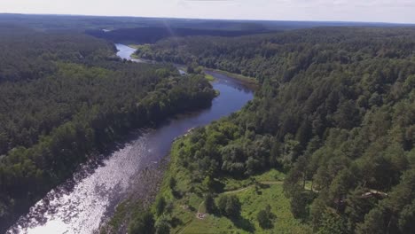 Gewundener-Neris-Fluss-An-Einem-Sonnigen-Sommertag.-Luftbogenspur-Links