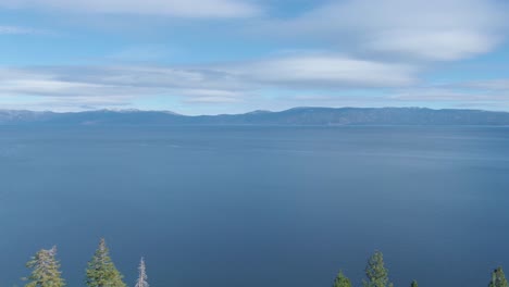 Lake-Tahoe-Fliegen-Durch-Bäume-Wintersonne